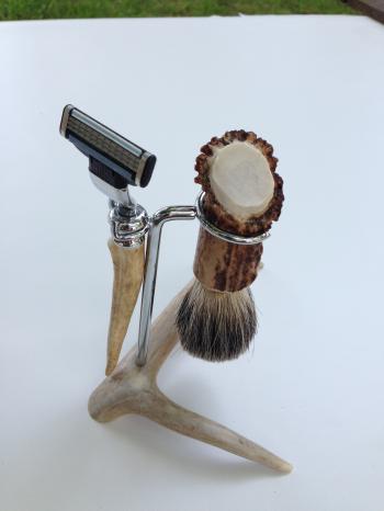 Image of Deer antler shaving razor with brush